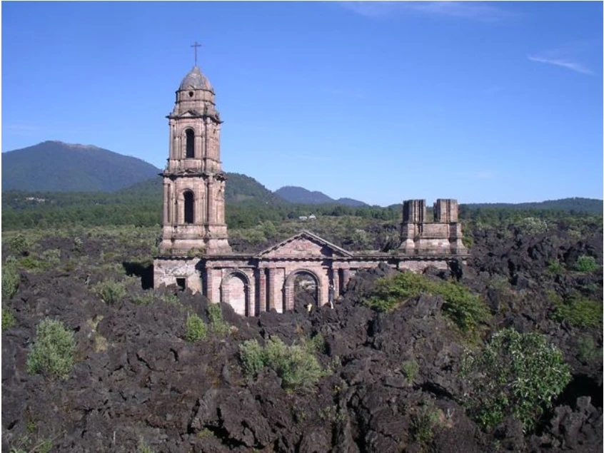 Iglesia histórica rodeada por el paisaje volcánico de Michoacán